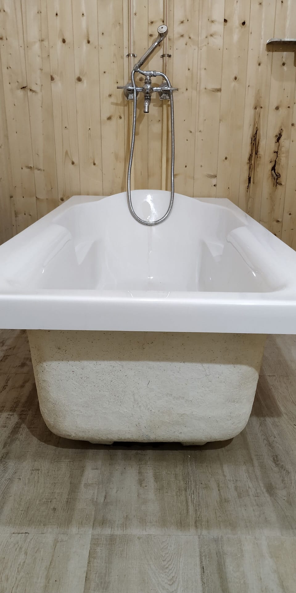 Fishing Cottage | Deep soaking bathtub
