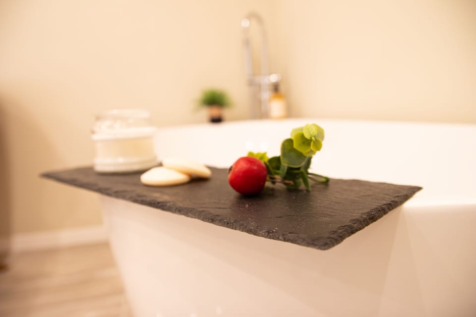 Suite | Deep soaking bathtub
