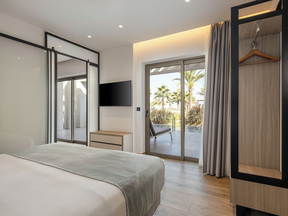 Grand Superior Swim-Up | In-room safe, individually decorated, laptop workspace, soundproofing