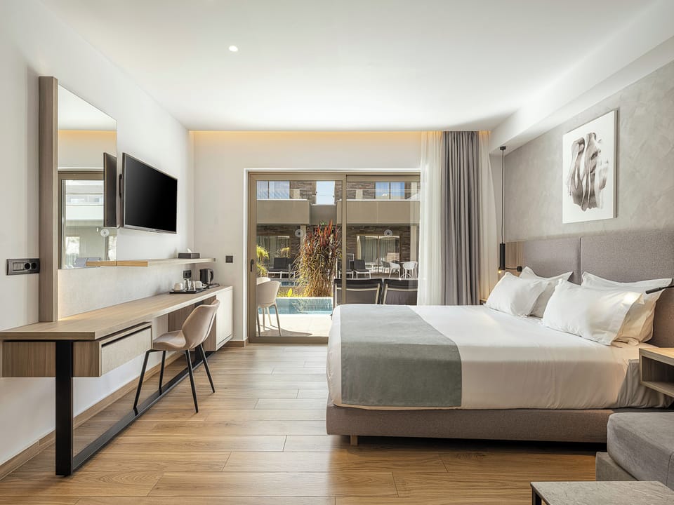 Superior Room Swim-Up | In-room safe, individually decorated, laptop workspace, soundproofing
