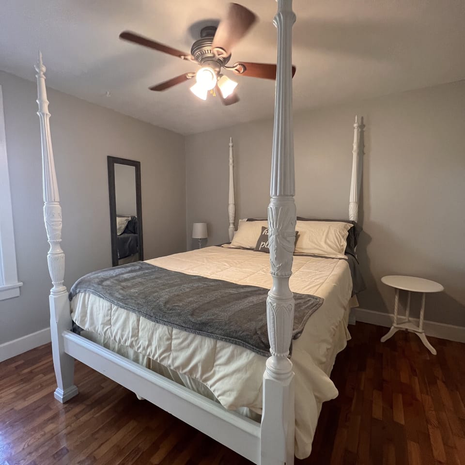 Queen bedroom #2 with smart a
TV