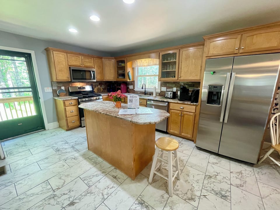 Kitchen w/ Island