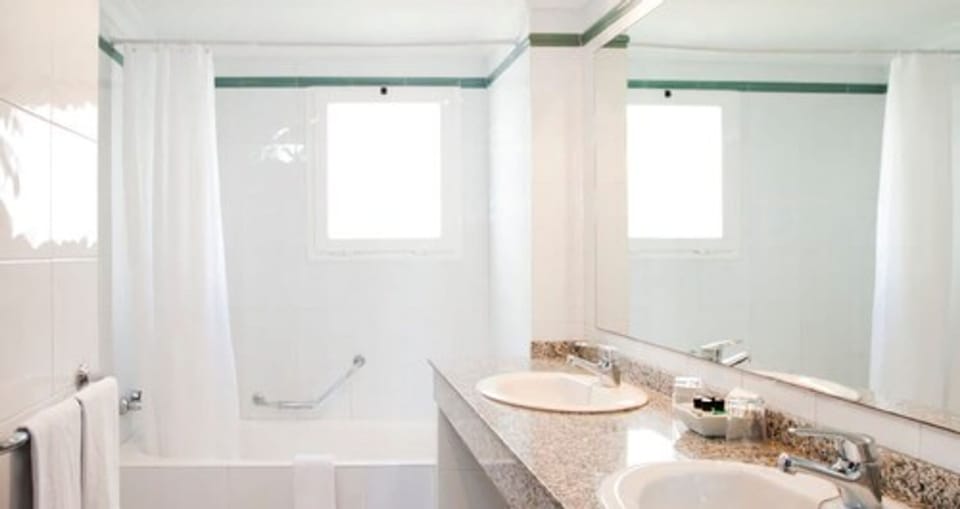 Double or Twin Room, Sea View | Bathroom | Bathtub, hair dryer, towels, soap