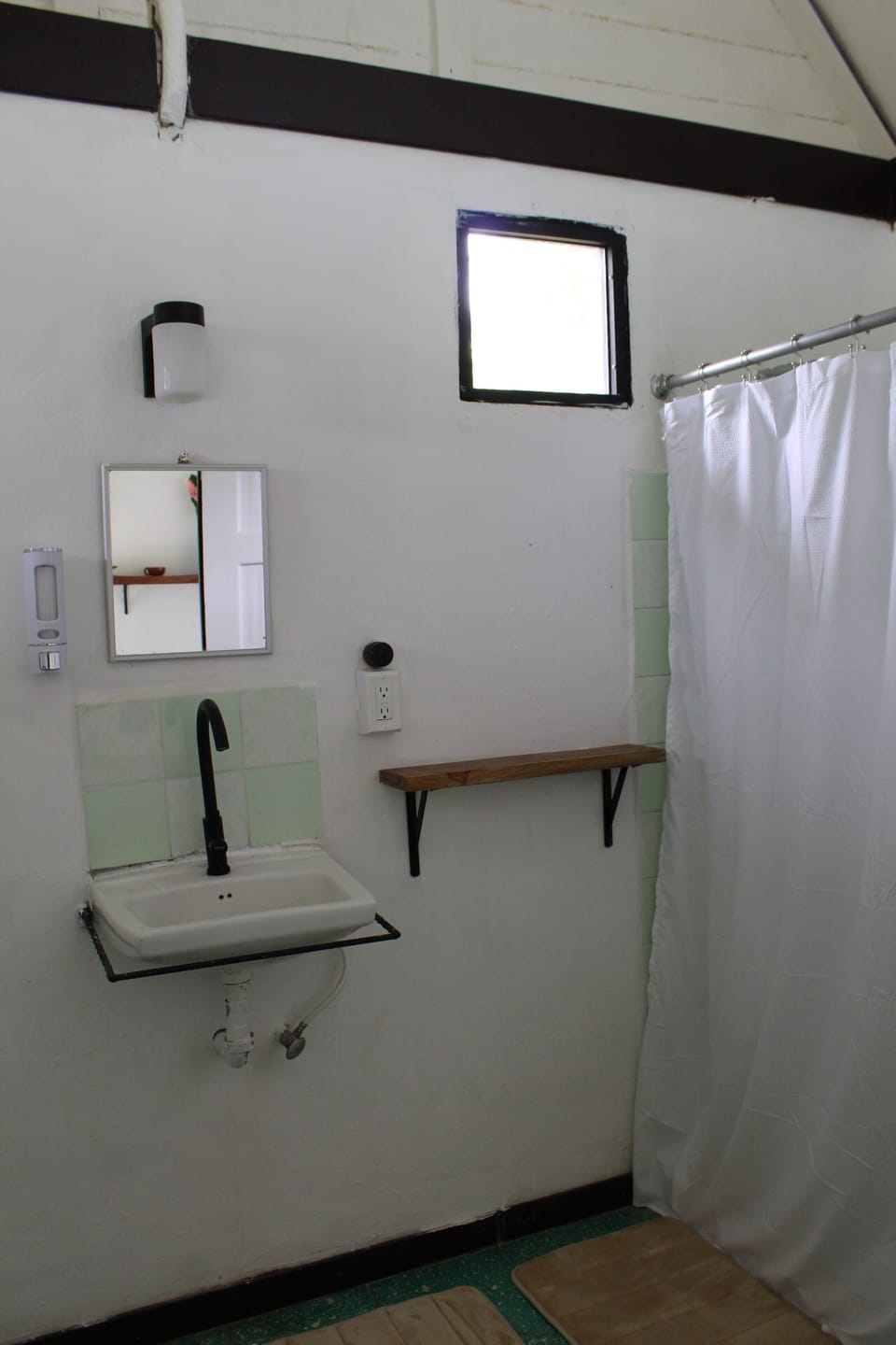 Comfort Cabin, 1 Double Bed | Bathroom | Shower, free toiletries, towels, soap