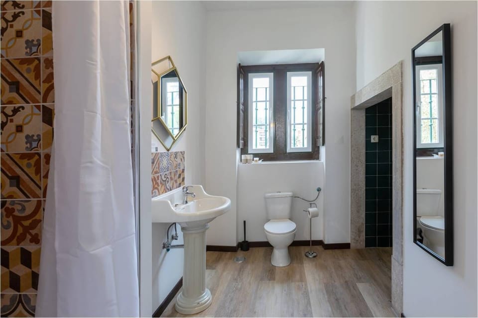 Superior Double Room | Bathroom | Shower, free toiletries, hair dryer, towels