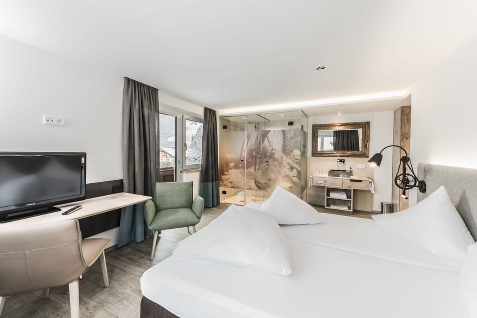 Deluxe Double Room | Living area | Flat-screen TV