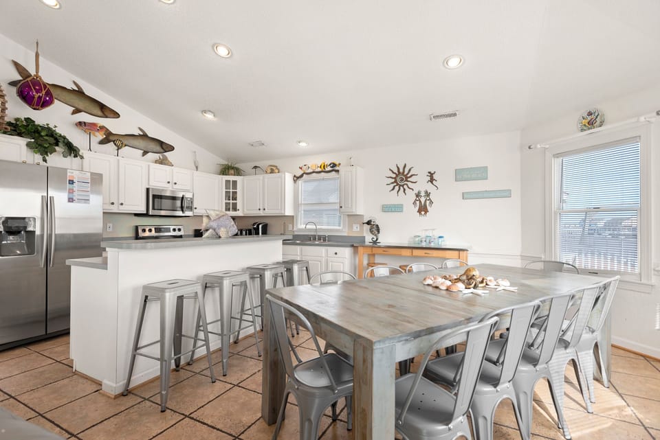 CS05: Per-SPECHT-tive | Top Level Dining Area and Kitchen