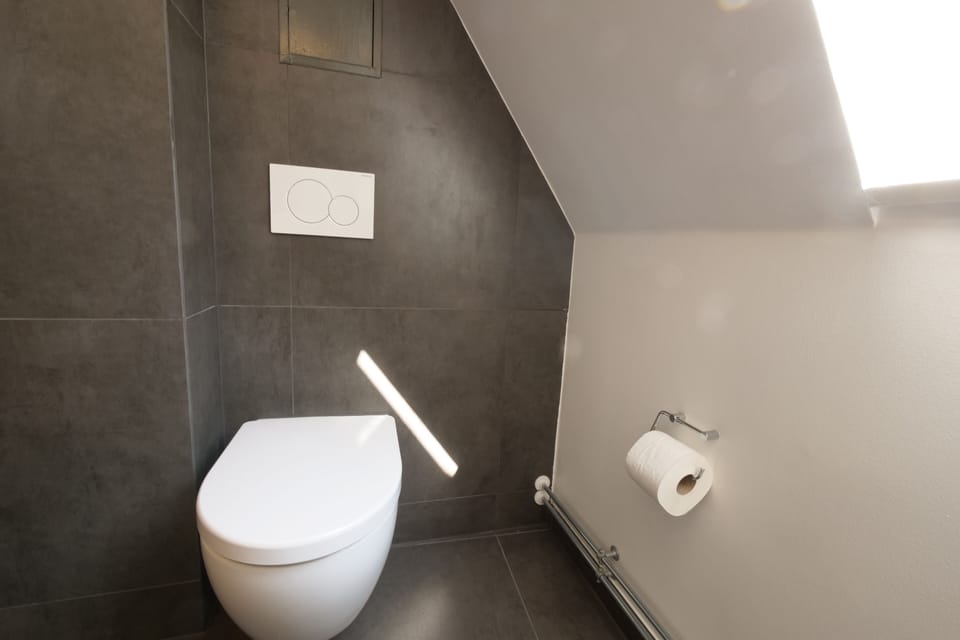 Deep soaking tub, free toiletries, hair dryer, towels
