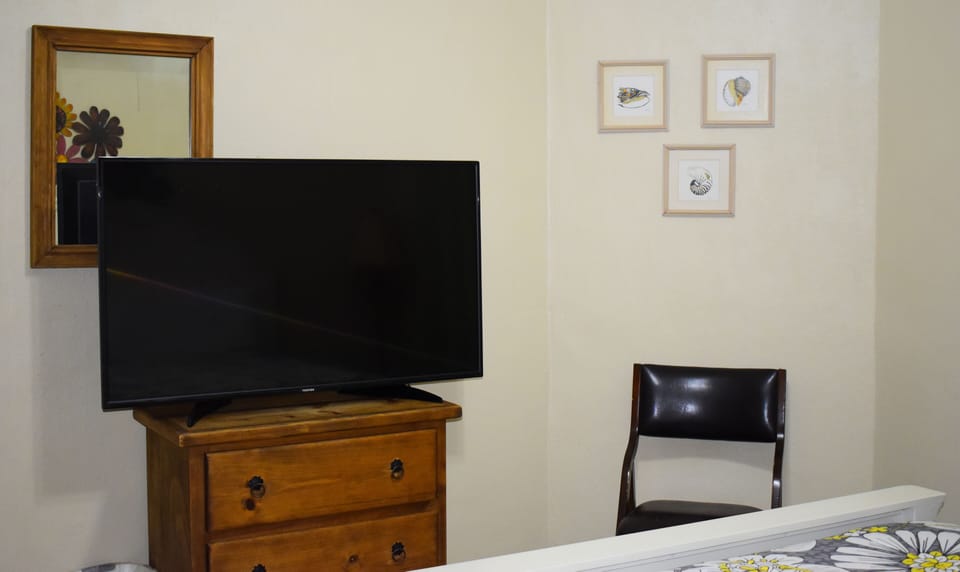 Guest bedroom with double-size bed and Smart TV