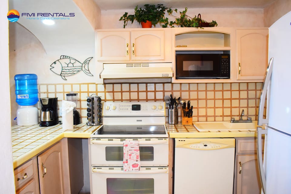 Kitchen equipped with all that you might need for cooking