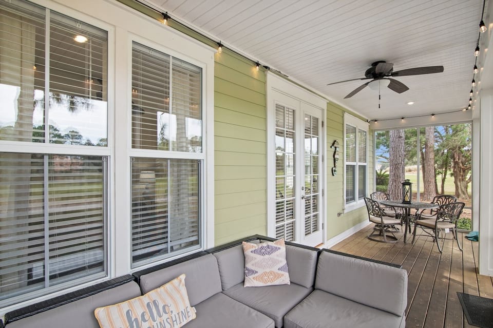 Screened in Patio Seating & Dining