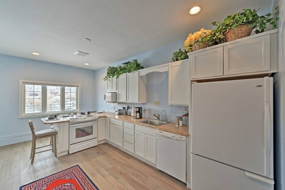 Fully equipped kitchen, with reverse osmosis water filters in the entire home.