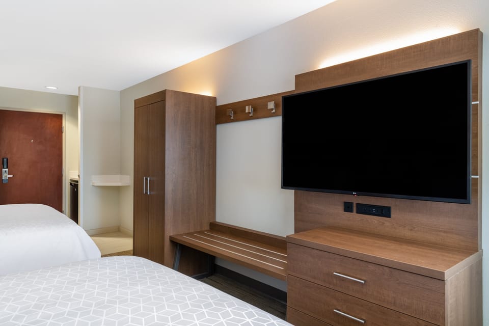 Premium bedding, in-room safe, desk, iron/ironing board
