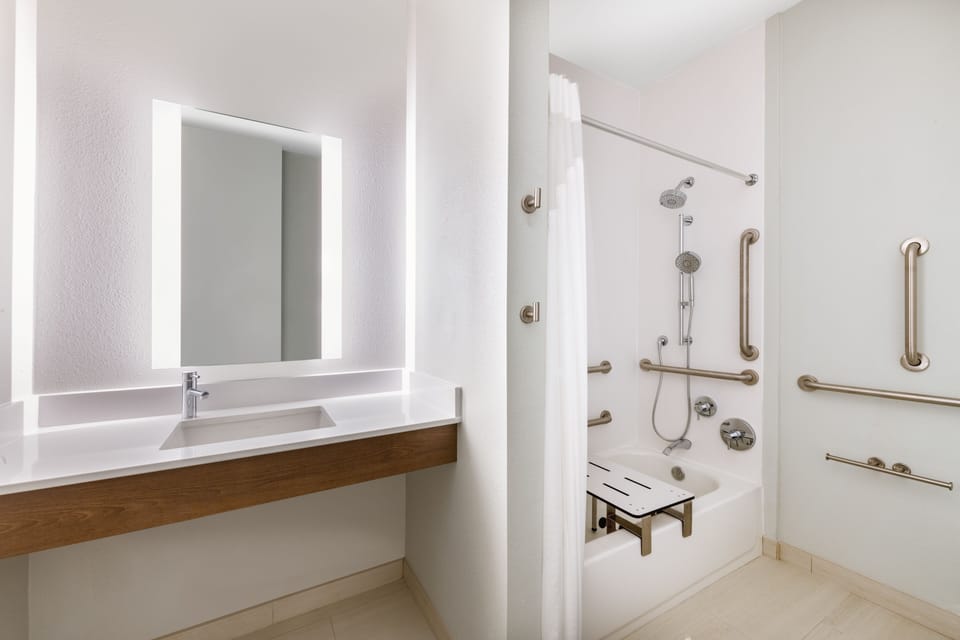 Combined shower/tub, free toiletries, hair dryer, towels