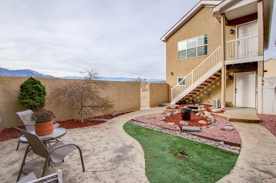 Fenced-in yard and shared space with 2 other units.