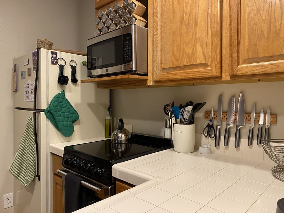 Plenty of sharp knives and service for 8