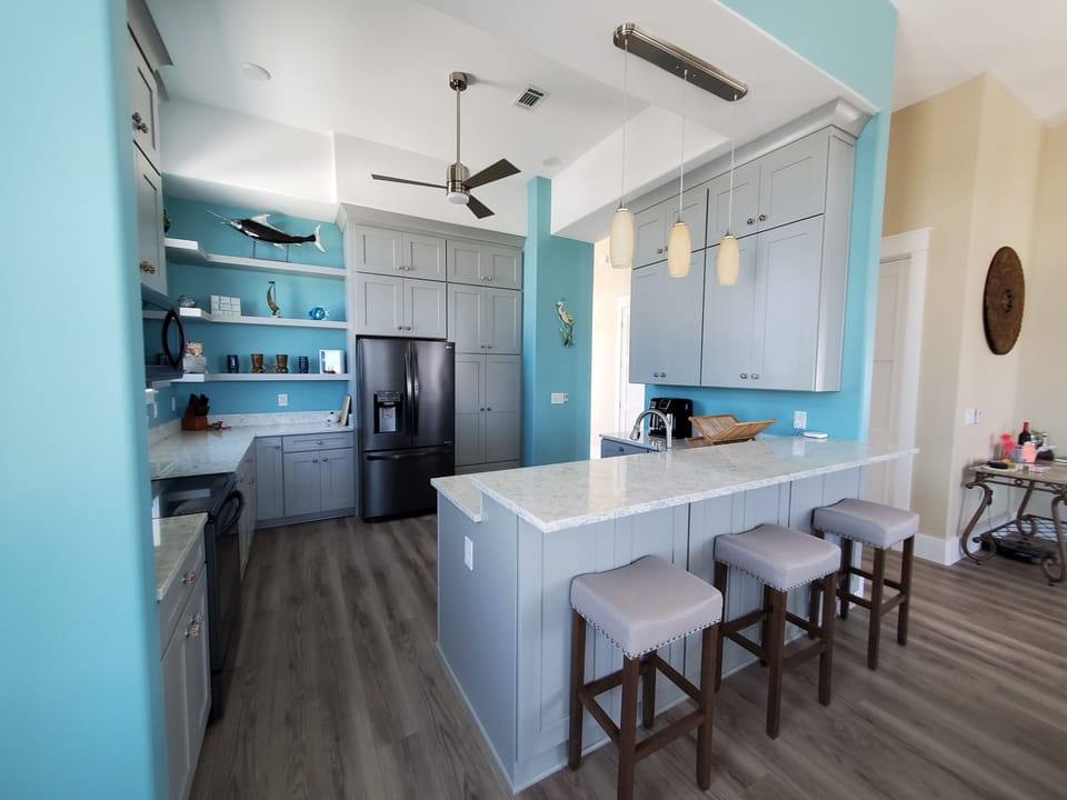 Plenty of counter space at the kitchen bar. 