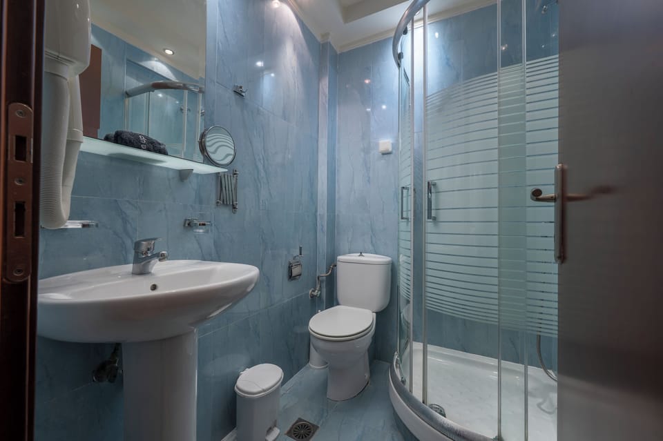 Shower, free toiletries, hair dryer, towels