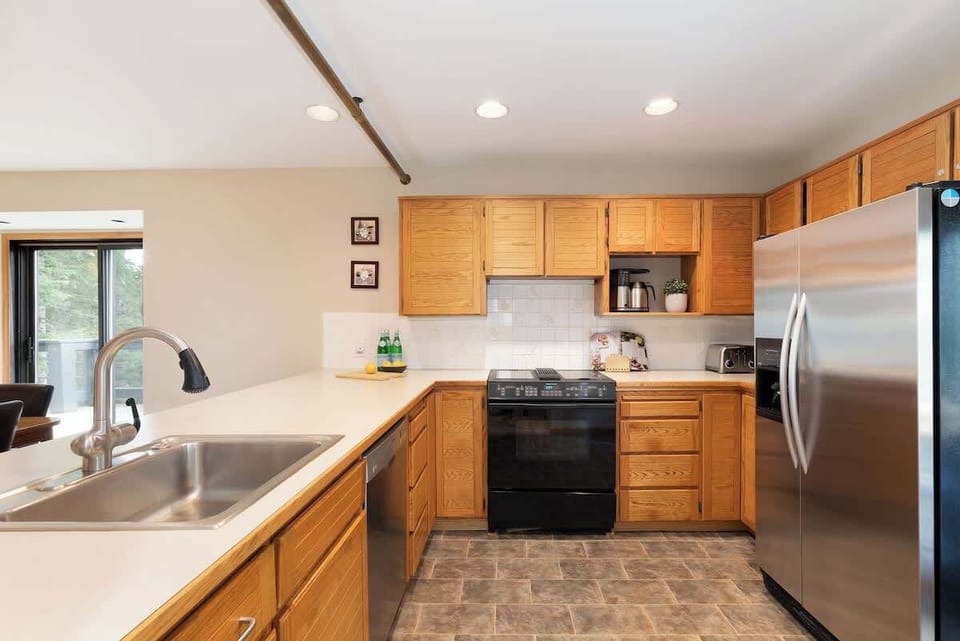 - Fully equipped kitchen with modern stainless steel  
- Easy meal prep area ideal for group cooking nights  
- Cozy design blends comfort and mountain style  
