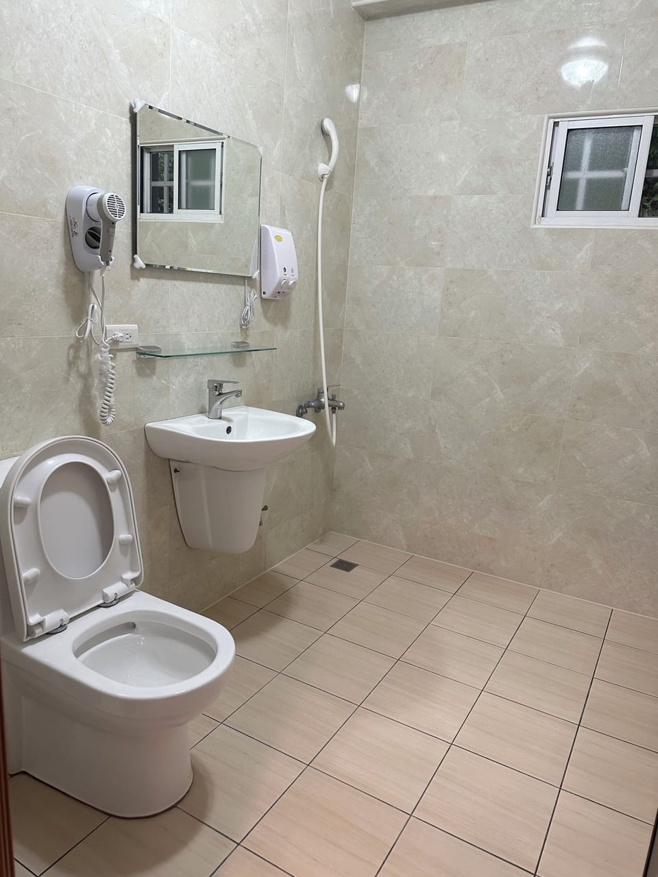 Shower, rainfall showerhead, free toiletries, hair dryer
