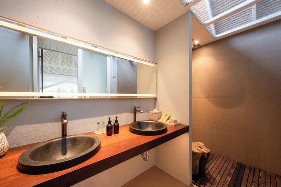 Cabana with Free Minibar | Bathroom | Shower, rainfall showerhead, free toiletries, hair dryer