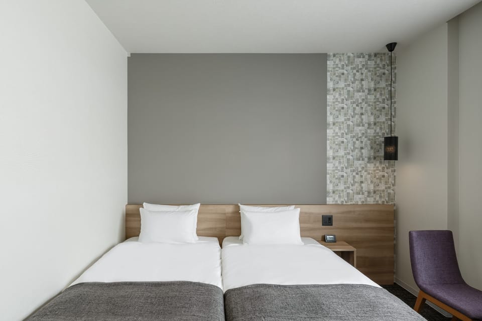 Hollywood Twin Room | Iron/ironing board, free WiFi, bed sheets