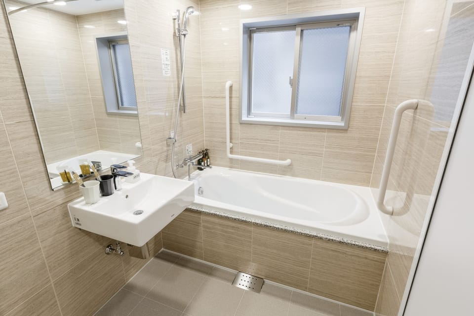 Superior Twin Room | Bathroom | Combined shower/tub, free toiletries, hair dryer, slippers
