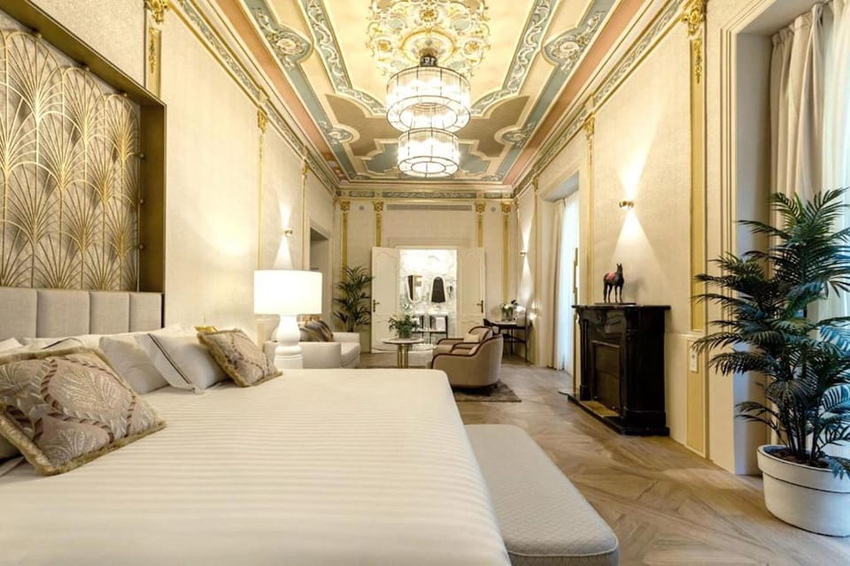 Suite LLadró | Minibar (free items), in-room safe, desk, blackout drapes