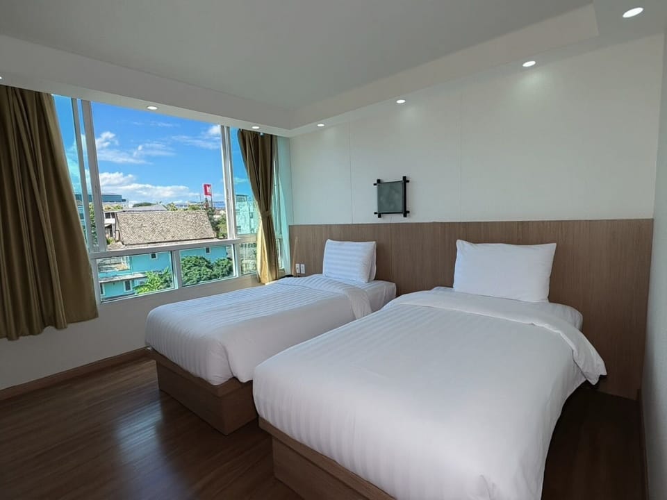 Standard Twin Room | Individually decorated, desk, laptop workspace, blackout drapes