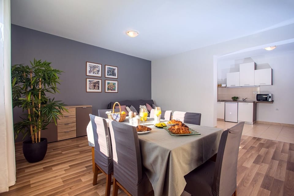 Living area with kitchen and terrace on the 1st floor