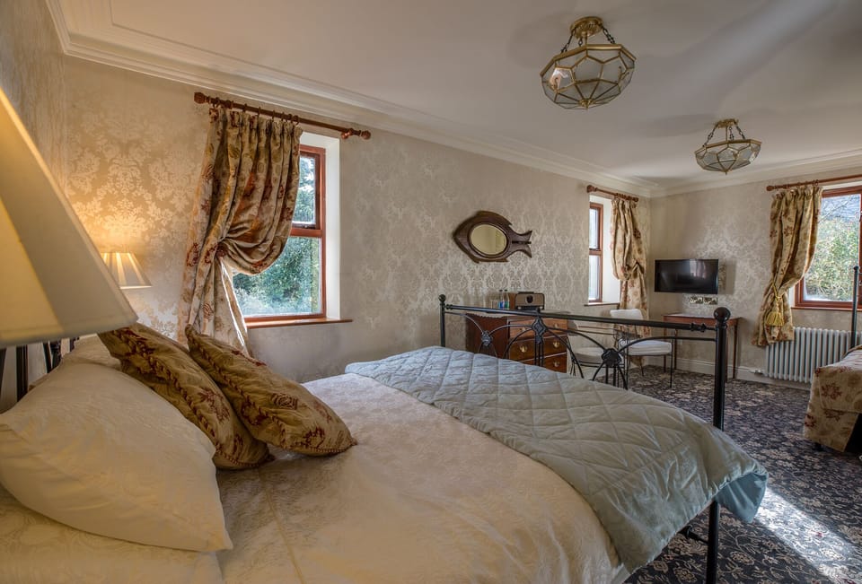 Deluxe Room (King Garden Room) | Hypo-allergenic bedding, individually decorated, individually furnished