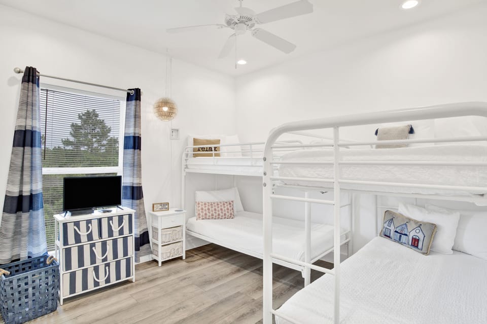 Guest bedroom 2 sleeps 4 guests in 2 sets of Twin bunk beds and has a TV