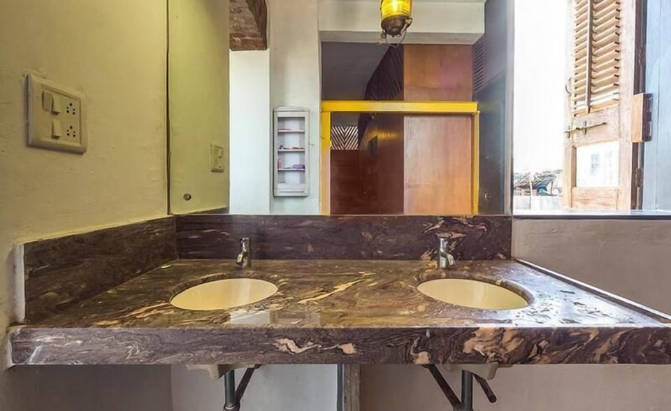 Bathroom sink
