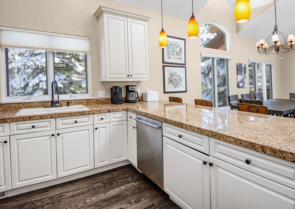 House, 4 Bedrooms | Private kitchen | Microwave, dishwasher, cookware/dishes/utensils, dining tables