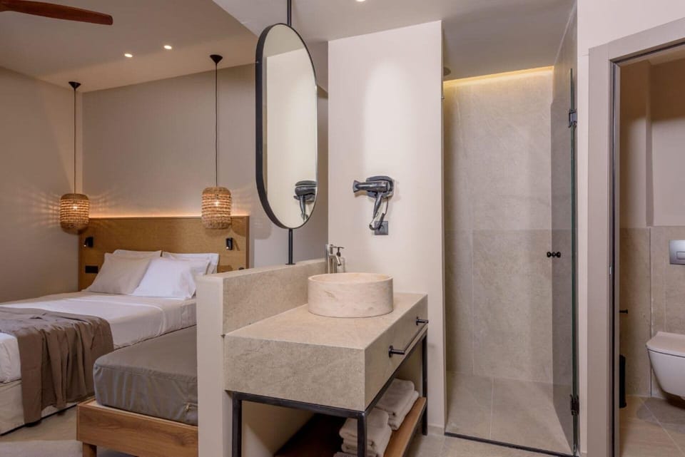 Shower, free toiletries, hair dryer, towels