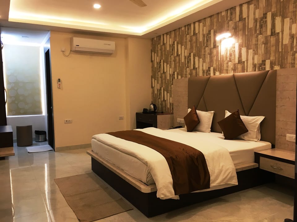 Executive Room | Individually decorated, individually furnished, desk, laptop workspace