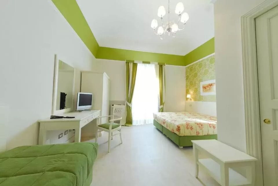 Premium bedding, in-room safe, individually decorated
