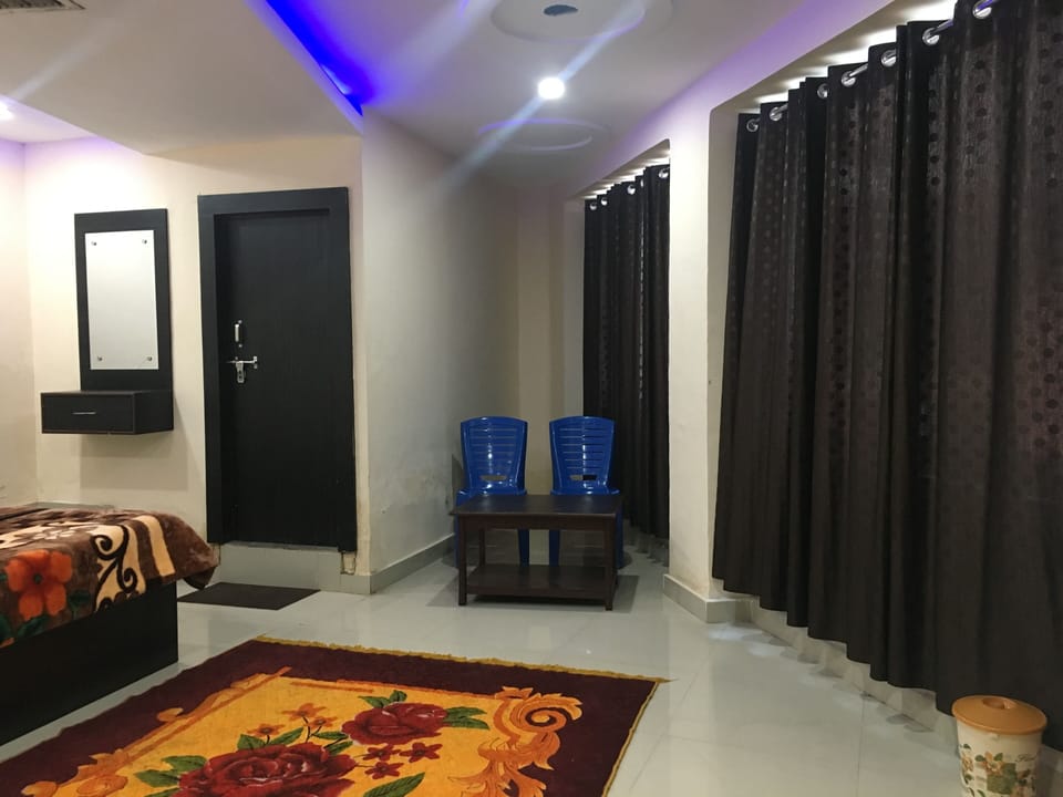Deluxe Room | Desk