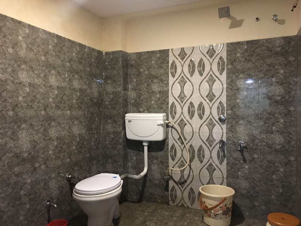 Shower, rainfall showerhead, free toiletries, towels