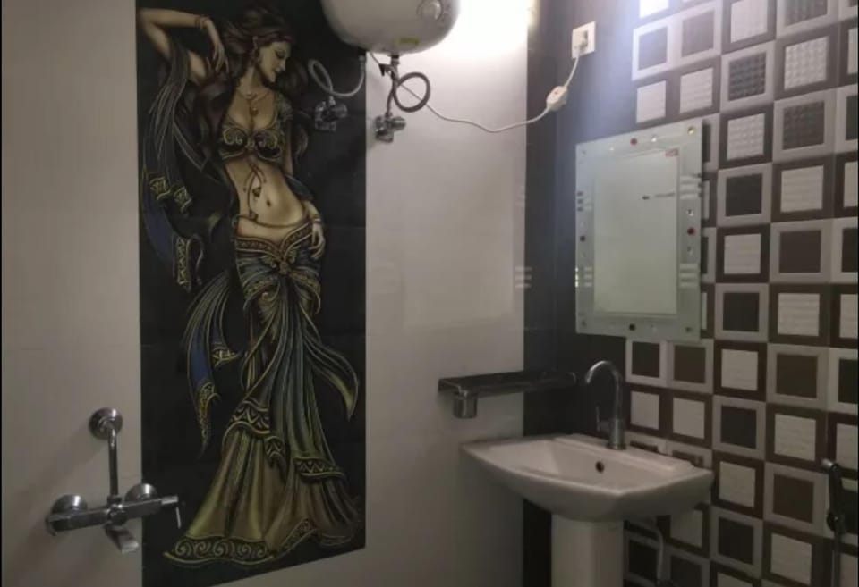 Standard Room | Bathroom | Shower, hydromassage showerhead, towels, soap