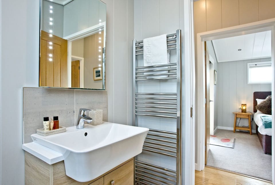 En suite shower room - Perry Lodge, Strawberryfield Park