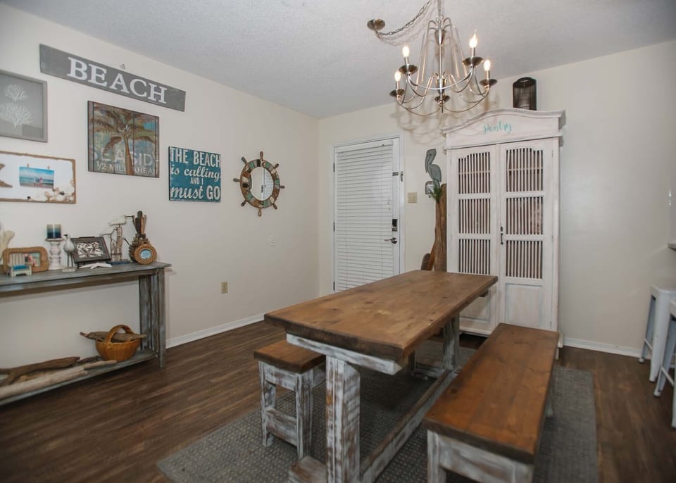 Condo, 2 Bedrooms, 2 Bathrooms | In-room dining