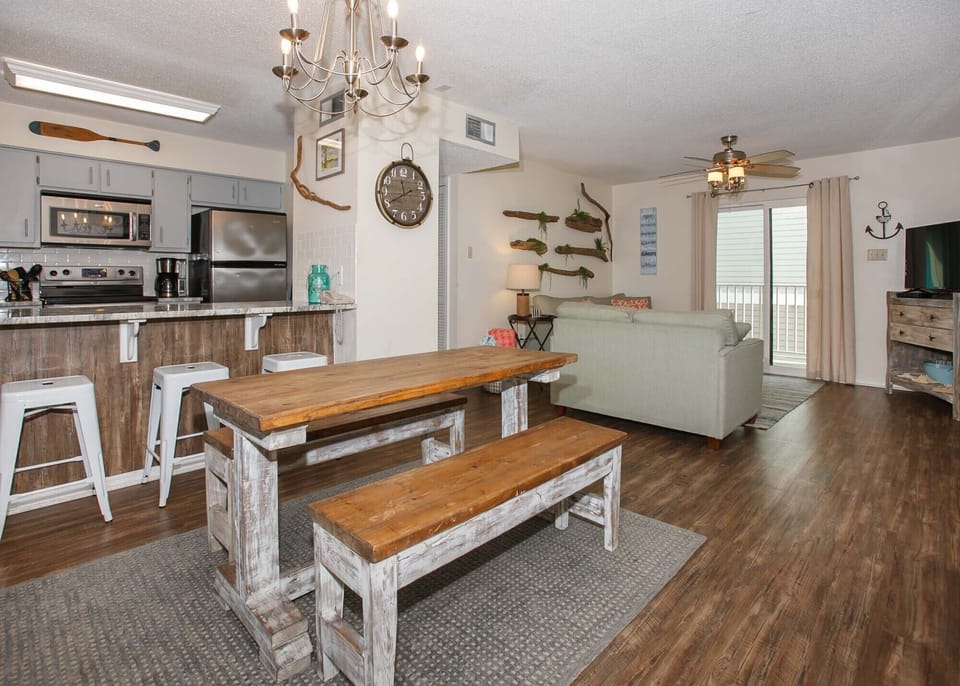 Condo, 2 Bedrooms, 2 Bathrooms | In-room dining