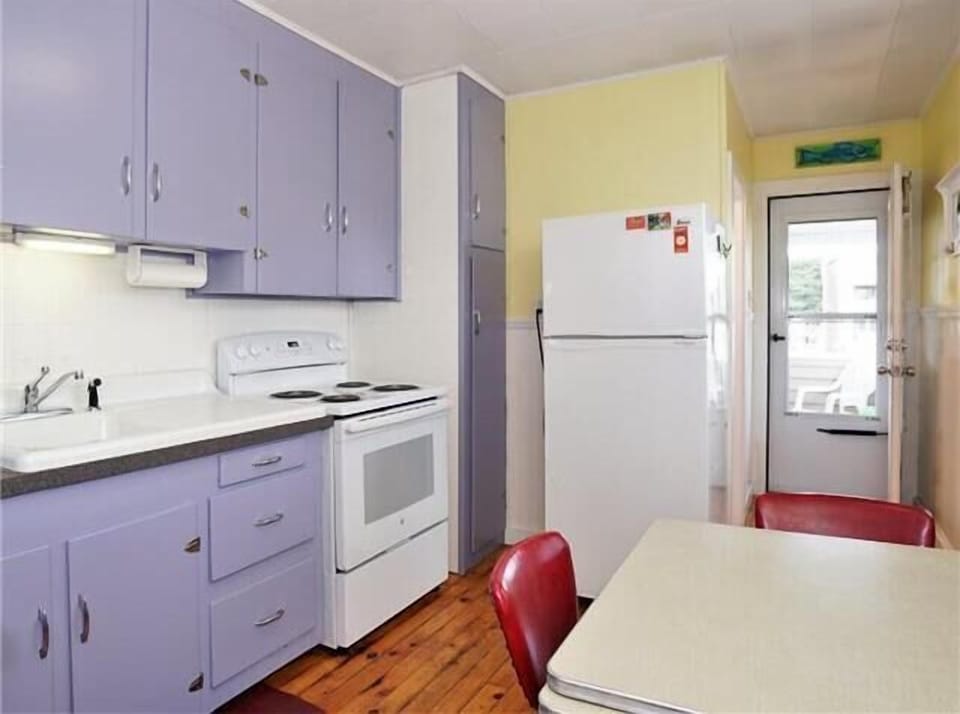 Coil stove | Refrigerator | Seating for 4 | Retro sink