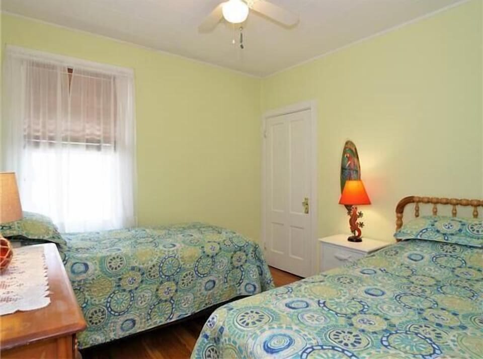 Second bedroom | Two twin beds