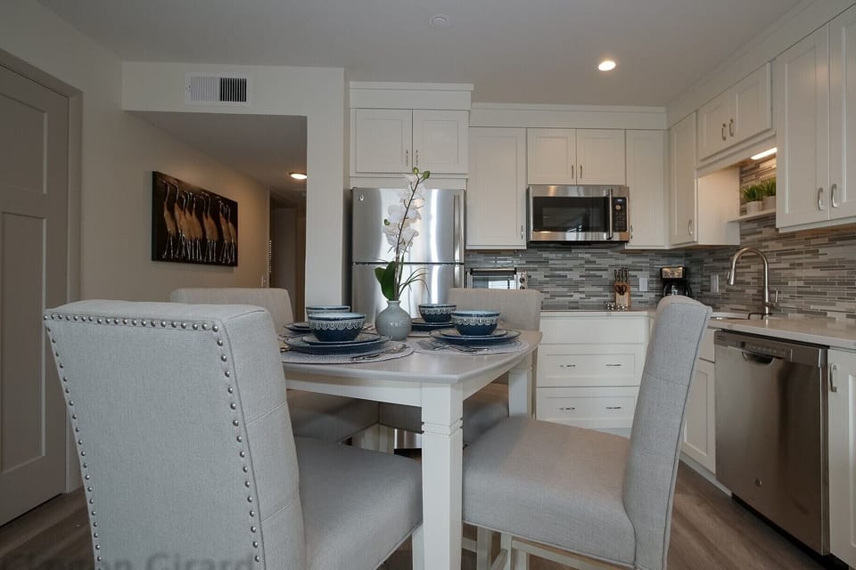 Carolina Beach Club 429 - Dining Area - Kitchen/dining area fully furnished with cooking utensils for cooking your favorite dish while on vacation . Beautiful tile backsplash .
All upgraded stainless steel appliance.
Dining area seats four.