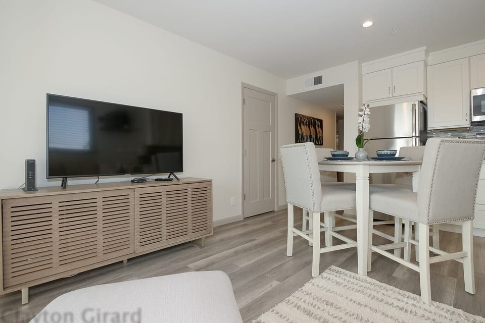 Carolina Beach Club 429 - Living Room - Charming bright living room and kitchen area
dining table seats four.