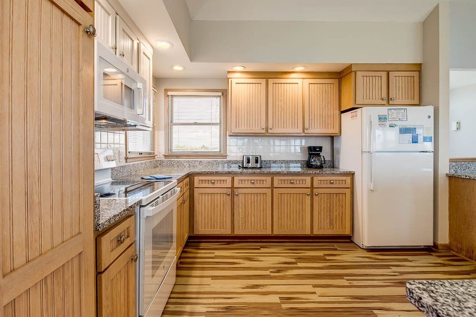 Top-Level Kitchen with Island seats 6