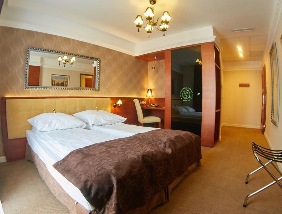 Basic Double Room | Desk, laptop workspace, blackout drapes, iron/ironing board