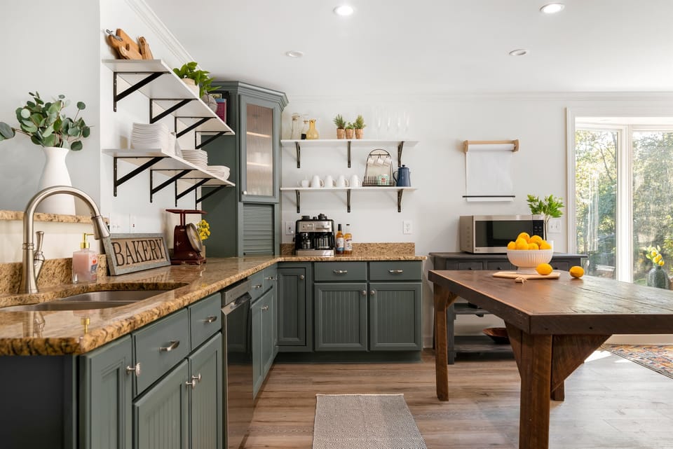 Full, well-equipped kitchen.